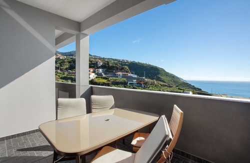 Lombo do Doutor Apartment | Apartment 'Morning Glory 2 Bedroom' with Sea View, Shared Pool and Wi-Fi