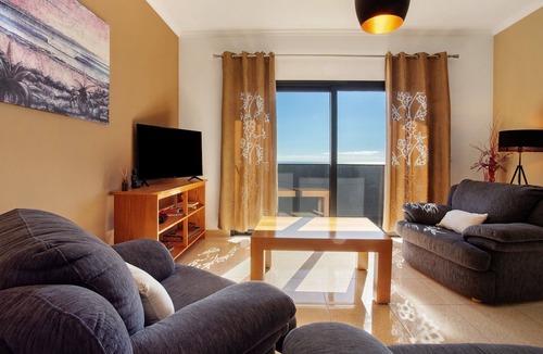 Lombo do Doutor Apartment | Apartment 'Morning Glory 2 Bedroom' with Sea View, Shared Pool and Wi-Fi