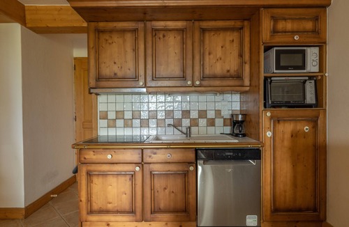 Les Esserts Apartment | Apartment 'Morrillon 1100 Ski-in/Ski-out' with Mountain View, Balcony and Wi-Fi