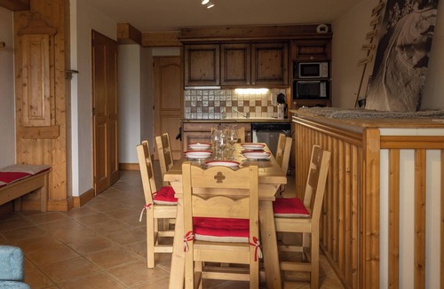 Les Esserts Apartment | Apartment 'Morrillon 1100 Skis aux Pieds' with Mountain View, Balcony and Wi-Fi
