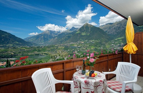 Schenna Apartment | Apartment "Mutspitz Rainegg" with Mountain View, Wi-Fi, Garden & Balcony