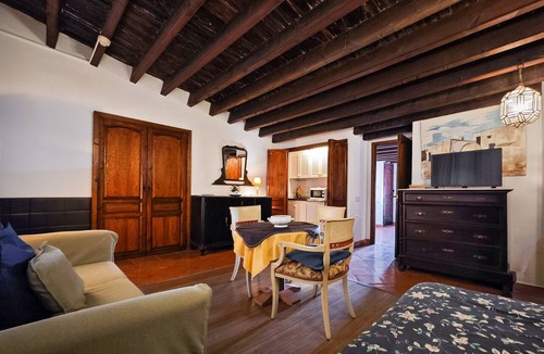 Ibiza City Centre Apartment | Apartment 'Navila Numero 2' with Shared Pool, Wi-Fi and Air Conditioning