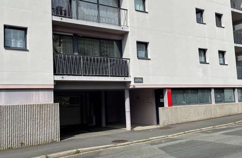 Laval Apartment | Apartment near train station and town center secure private parking