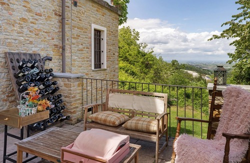 Mango Apartment | Apartment 'Nebbiolo' with Shared Terrace, Shared Garden and Wi-Fi