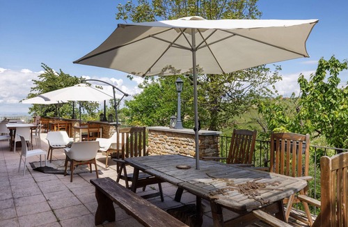 Mango Apartment | Apartment 'Nebbiolo' with Shared Terrace, Shared Garden and Wi-Fi