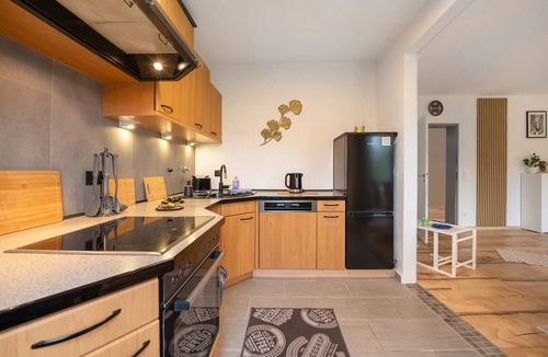 Neunkirchen Apartment | Apartment 'Neue 4 Zi Küche Bad Parknähe' with Balcony and Wi-Fi