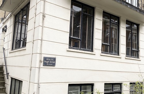 Warwick Hotel | Apartment Next to Victoria Station