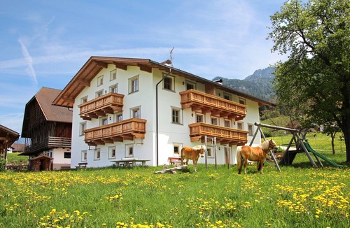 Kastelruth Apartment | Apartment 'Niglutsch - Kastelruth' with Mountain View, Balcony & Wi-Fi