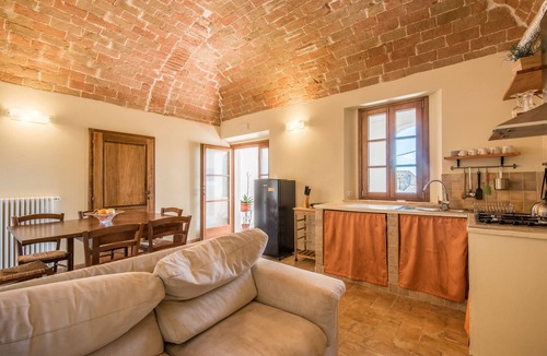 Colle di Val d'Elsa Apartment | Apartment "Nonno Gino" with Wi-Fi & Shared Balcony