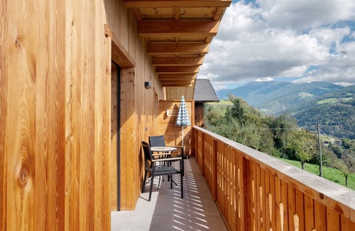 Velturno Apartment | Apartment 'Oberhemberger Hof Zwoaer' with Mountain View, Shared Terrace and Wi-Fi