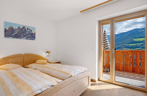 Velturno Apartment | Apartment 'Oberhemberger Hof Zwoaer' with Mountain View, Shared Terrace and Wi-Fi