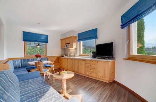 Lagundo Apartment | Apartment 'Obermoarhof Mutspitze' with Mountain View, Shared Garden and Wi-Fi