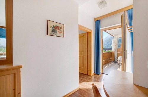 Lagundo Apartment | Apartment 'Obermoarhof Mutspitze' with Mountain View, Shared Garden and Wi-Fi