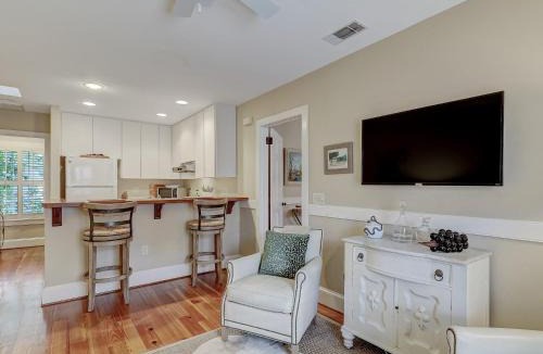 Historic District - North Apartment | Apartment on Perry Lane