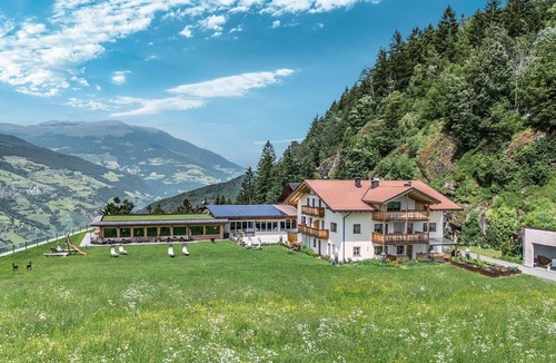 Albions Apartment | Apartment “Paradies” near Seiser Alm with Mountain View, Sauna, Wi-Fi & Balcony