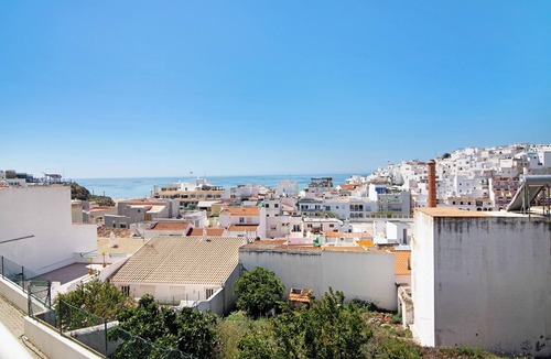Albufeira Apartment | Apartment Paradis Bleu with Sea View, Shared Pool, Wi-Fi & A/C