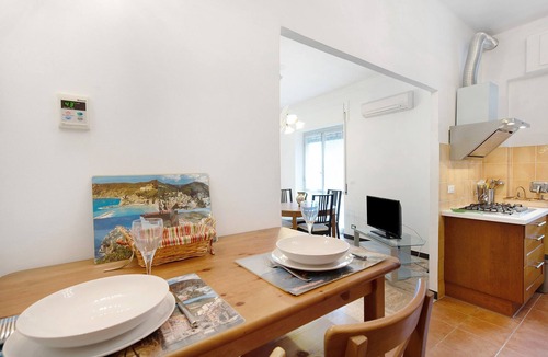 Pegli Apartment | Apartment 'Pegli Quartiere Giardino' with Sea View, Wi-Fi and Air Conditioning