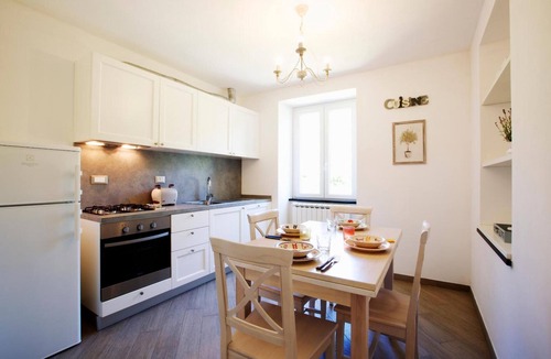 Deiva Marina Apartment | Apartment 'Pendolino' with Mountain View, Wi-Fi and Air Conditioning