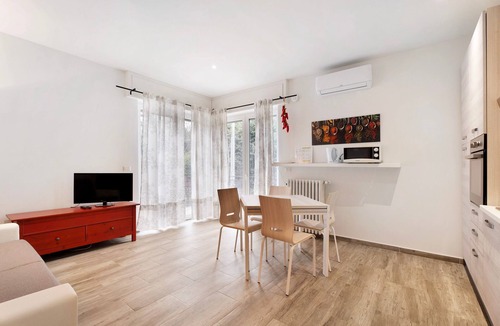 Arona Apartment | Apartment 'Peperoncino' with Balcony, Wi-Fi and Air Conditioning