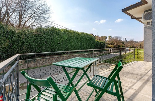 Arona Apartment | Apartment 'Peperoncino' with Balcony, Wi-Fi and Air Conditioning