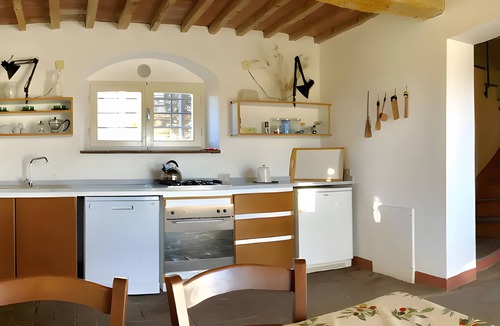 Bibbona Apartment | Apartment 'Piccolo' with Shared Garden and Wi-Fi