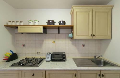 Cecina House | Apartment 'Podere Nuti - 4 Lauro' with Shared Pool, Garden and Wi-Fi