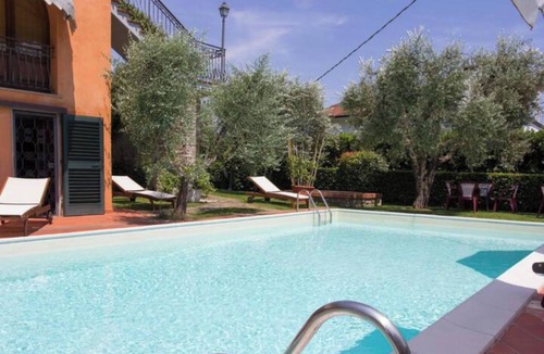 Massa e Cozzile Apartment | Apartment 'Primavera' with Shared Pool, Wi-Fi and Air Conditioning