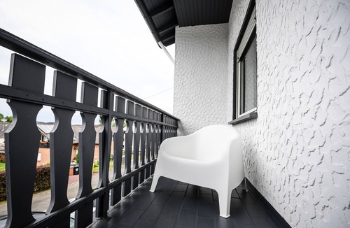 Reimerath Apartment | Apartment-Private Bathroom-Balcony-3-Breidscheid