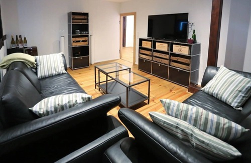 Reil Apartment | Apartment 'Quartierblancdenoir Noir' with Wi-Fi
