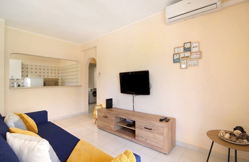Montes de Alvor Apartment | Apartment 'Quinta Nova Hideaway - Alvor' with Shared Pool, Wi-Fi and Air Conditioning