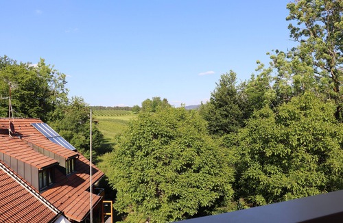 Hochbuch Apartment | Apartment 'Red' with Shared Garden, Balcony and Wi-Fi