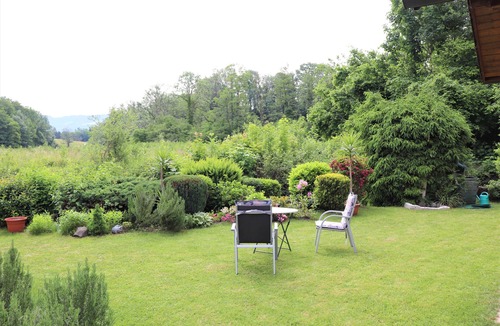 Hochbuch Apartment | Apartment 'Red' with Shared Garden, Balcony and Wi-Fi