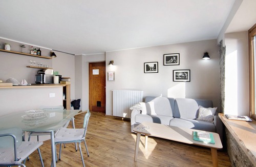 Moltrasio Apartment | Apartment "Renovated Barn of the year 1500" with Lake View & Wi-Fi