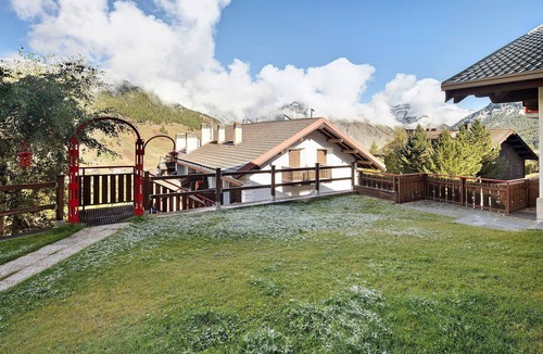 Teola Apartment | Apartment 'Residence Attila Giardino' with Mountain View, Shared Garden & Wi-Fi