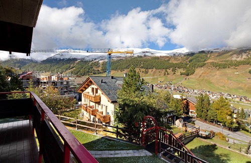 Teola Apartment | Apartment Residence Attila Panorama with Mountain View, Balcony & Wi-Fi
