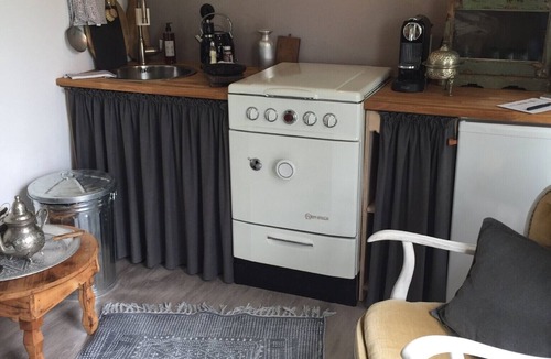 Hummel Apartment | Apartment 'Romantikurlaub Im Zirkuswagen' with Private Garden and Wi-Fi
