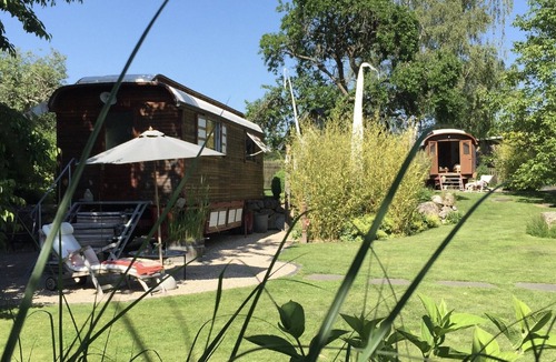 Hummel Apartment | Apartment 'Romantikurlaub Im Zirkuswagen' with Private Garden and Wi-Fi