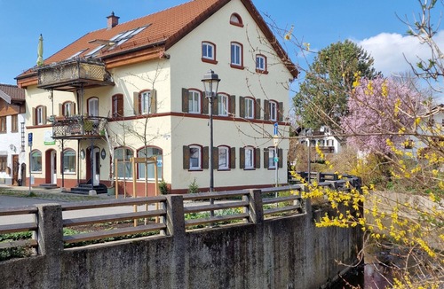 Bad Aibling Apartment | Apartment Roswitha mit Badewanne und Blick auf den Bach