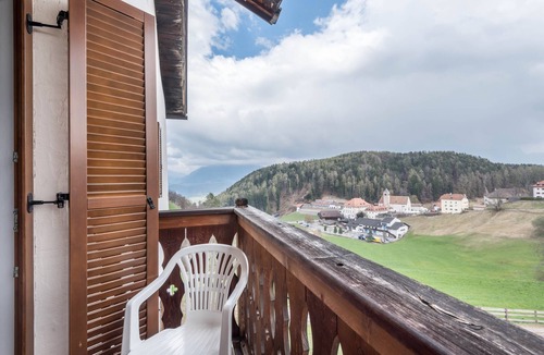 Longomoso Apartment | Apartment 'Sallrain Hof 2' with Mountain View & Balcony