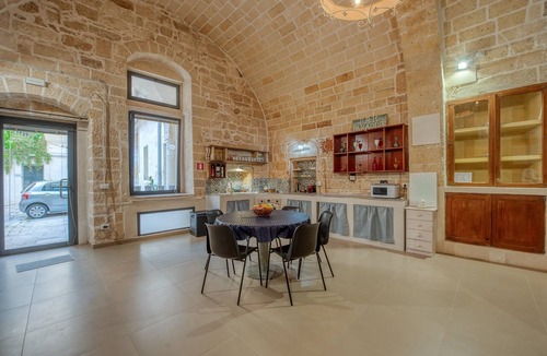 Lecce Historic Center Apartment | Apartment 'San Leonardo Apartments - Suite' with Wi-Fi