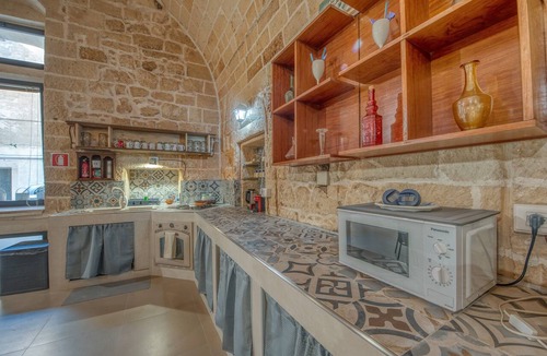 Lecce Historic Center Apartment | Apartment 'San Leonardo Apartments - Suite' with Wi-Fi