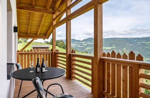 Fie allo Sciliar Apartment | Apartment "Schlosshof Hänsel und Gretel" with Mountain View, Balconies & Wi-Fi