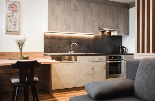 Chifa Apartment | Apartment 'Schlossblick' with Mountain View, Shared Garden and Wi-Fi