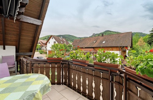 Lauf Apartment | Apartment 'Serr' with Balcony and Wi-Fi