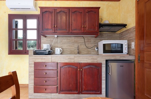 Palekastro Apartment | Apartment 'Single Room' with Mountain View, Wi-Fi and Air Conditioning