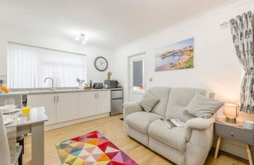 Wiseman's Bridge Apartment | Apartment Sleeps 2 With Parking and Pets Welcome