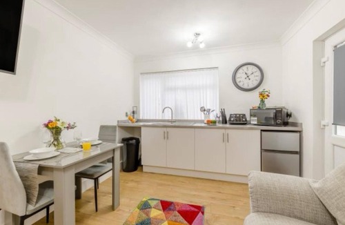 Wiseman's Bridge Apartment | Apartment Sleeps 2 With Parking and Pets Welcome