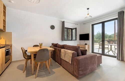 Vlicho Apartment | Apartment 'Sokol Stone House 1' with Mountain View, Wi-Fi and Air Conditioning