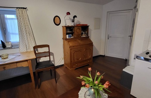 Bad Aibling Apartment | Apartment Sonja mit Dusche und Blick auf den Bach