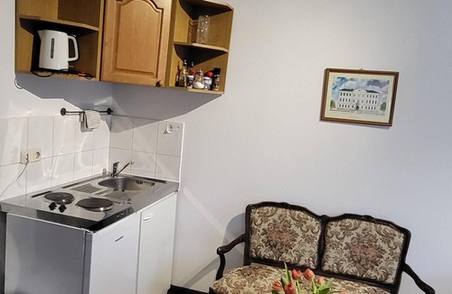 Bad Aibling Apartment | Apartment Sonja mit Dusche und Blick auf den Bach